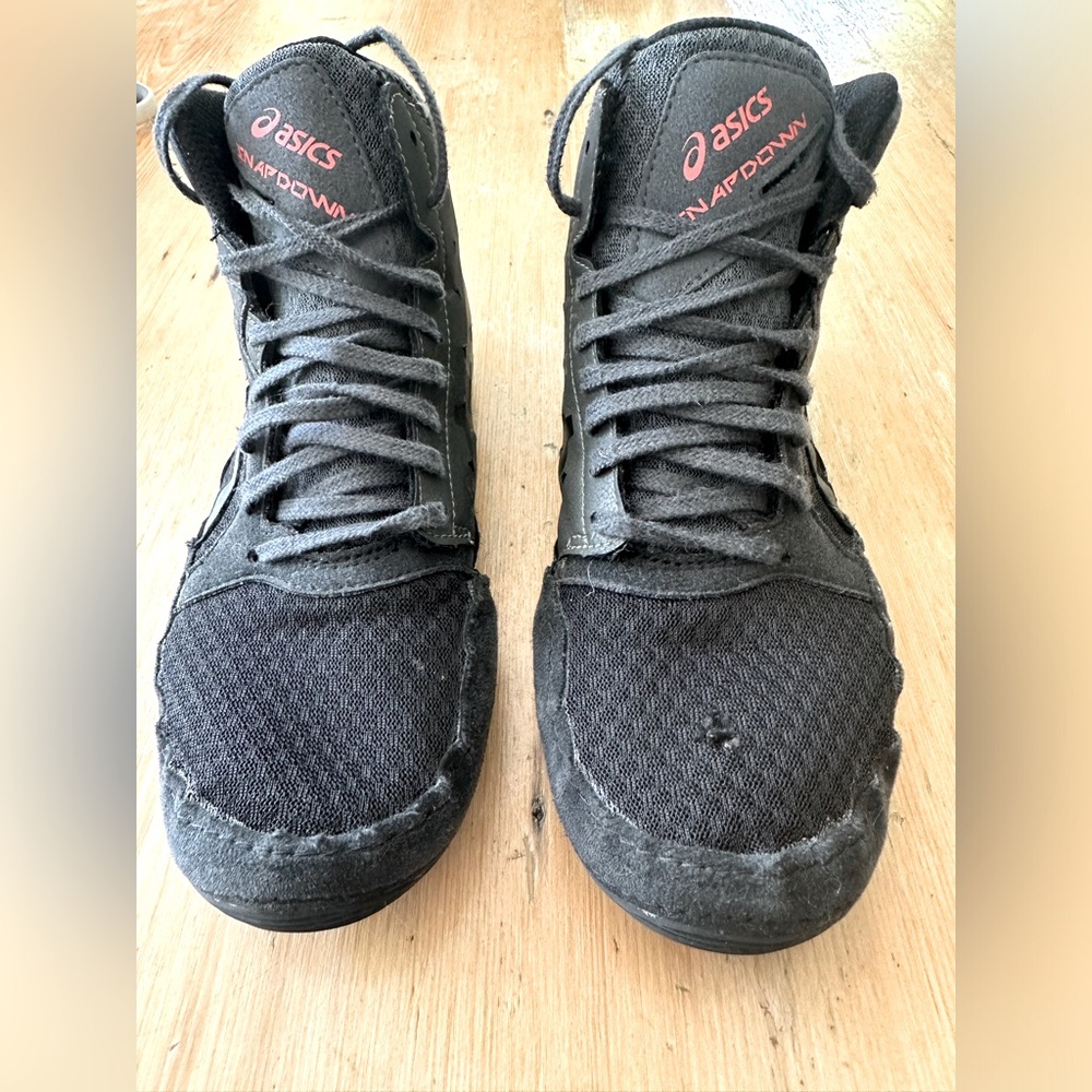 ASICS boy wrestling shoe! Black and grey.